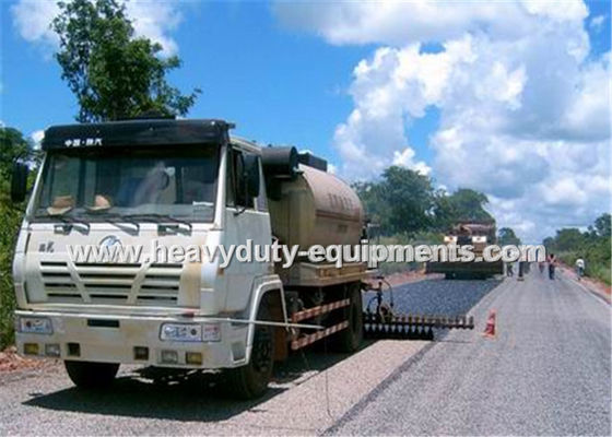 Chine camion de distributeur d'asphalte d'équipement de la construction de routes 8000L avec le système de chauffage de déception du diesel deux fournisseur
