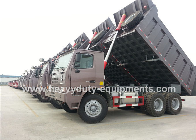 6x4 conduisant le howo 371hp de sinotruk 70 tonnes extrayant le camion à benne basculante le travail de extraction